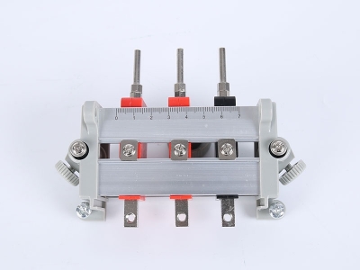 HH2017B單相鋁合金下出線(xiàn)表座（3滑塊-105、125MM-孔距，M8-螺桿）